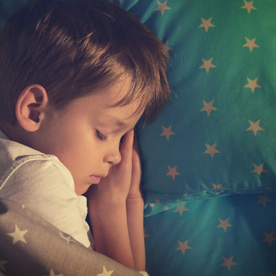 Veoma je važno da dete svako veče leže u krevet u isto vreme: Evo zašto!