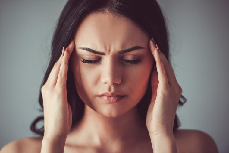 Učestale glavobolje u letnjem periodu: Neurolog savetuje kako da ih momentalno ublažite!