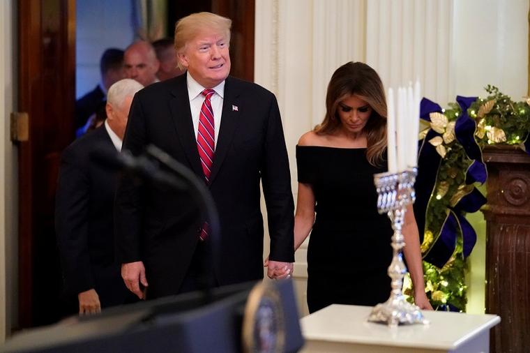 Pritajeni seksepil Melanije Tramp: Ovako ona nosi malu crnu haljinu! (FOTO)