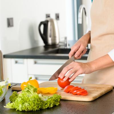 Mnogi pogrešno drže kuhinjski nož, a nisu ni svesni: Stručnjak otkriva da je ovo jedini ispravan način!