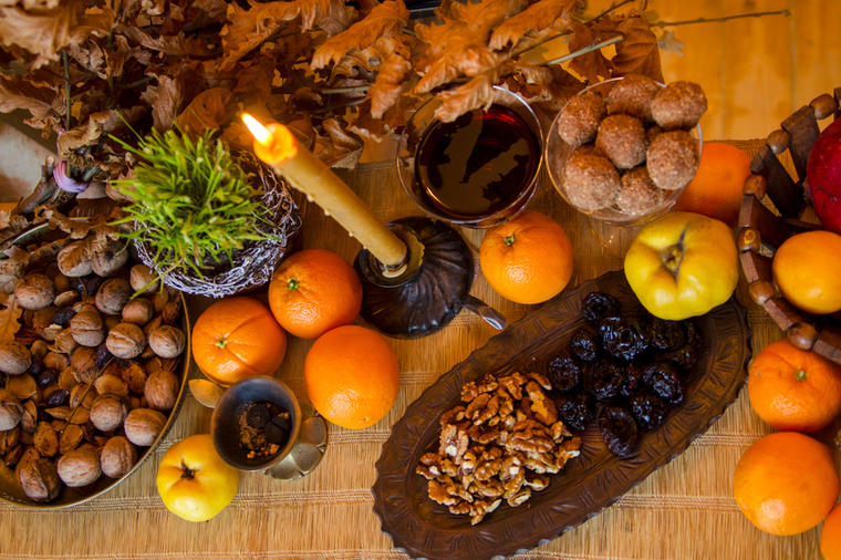Običaj koji valja ispoštovati: Evo zašto se na stolu za Badnje veče moraju naći pasulj, orasi, riba i med!