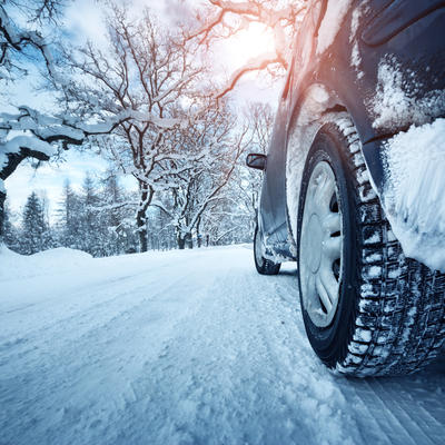Samo ovako se bezbedno vozi po snegu: Evo zašto je veoma važno da pravilno očistite sneg sa automobila!