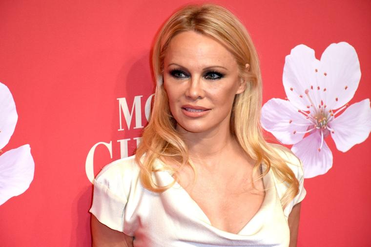 Zvuči neverovatno, ali i to se dogodilo: Pamela Anderson više nije plavuša, evo kako sada izgleda! (FOTO)