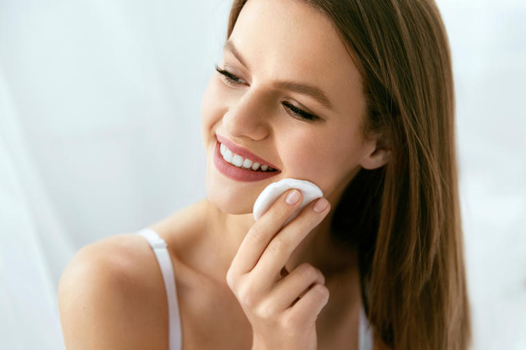 Neguje kožu, štedi vam novac i potrebna su samo 3 sastojka: Napravite same efikasno sredstvo za skidanje šminke!