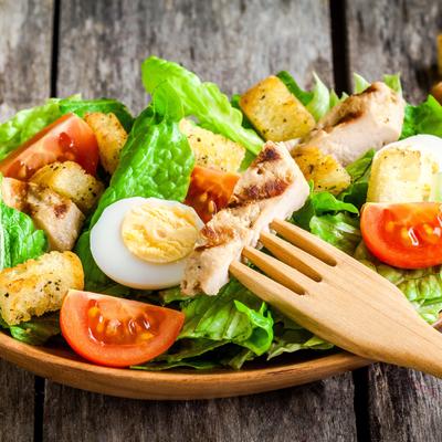 Popravlja raspoloženje i daje energiju: Ovo su razlozi zašto salatu treba da jedete za doručak!