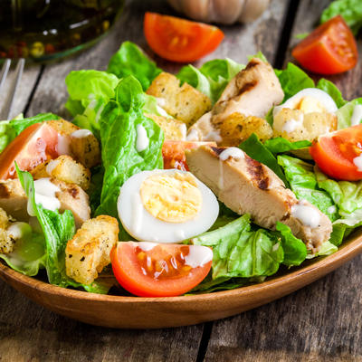 Hranljive salate koje mogu da zamene ručak: Fantastične ideje za zdrave obroke!
