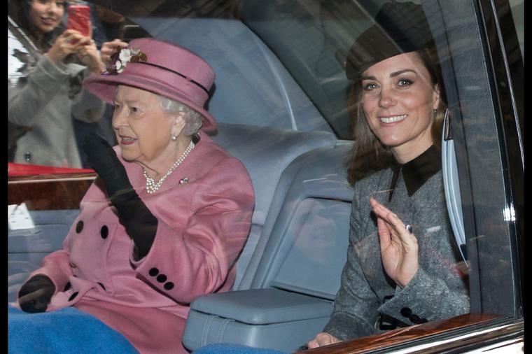 Prvo potpuno samostalno pojavljivanje sa kraljicom: Opuštena Kejt Midlton se trudila da bude u drugom planu! (FOTO)