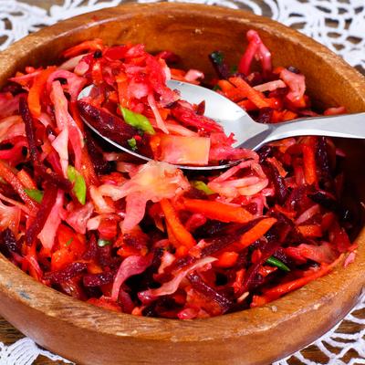 UKUSNA, HRANLJIVA I TAKO OSVEŽAVAJUĆA: Crvena salata je spas za vrele letnje dane!(RECEPT)