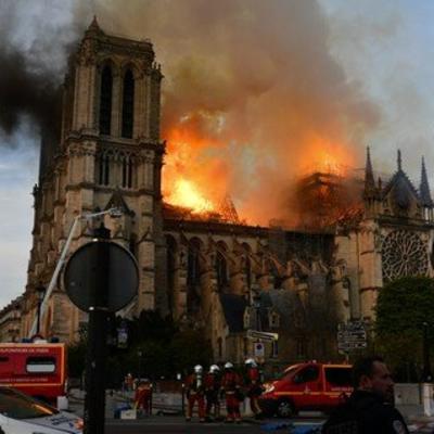 Požar u katedrali Notr Dam u Parizu: Vatra gutala drevnu građevinu! (FOTO)
