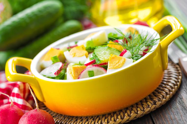 Prolećni obrok: Salata koja će vas okrepiti i osvojiti istog trena! (RECEPT)