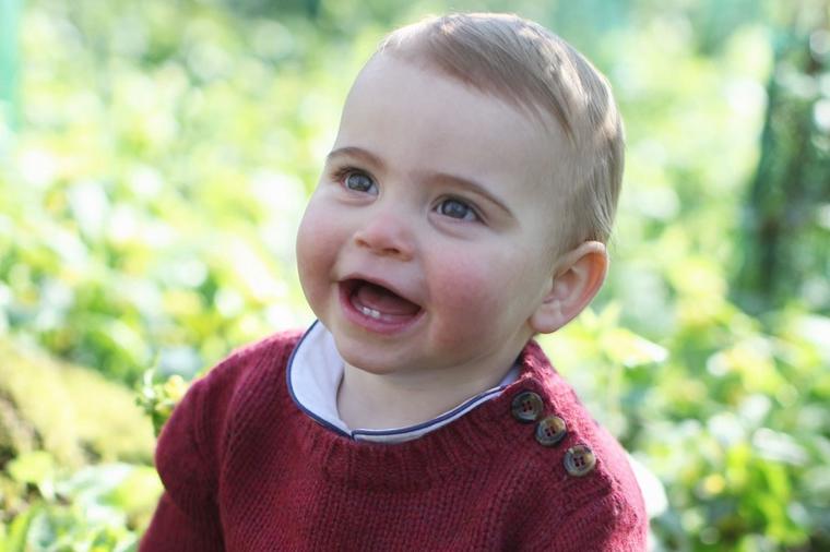 Najmlađi britanski princ danas slavi prvi rođendan: Luis je preslikani bata Džordž! (FOTO)