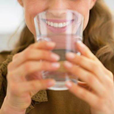 Zašto je dobro da ujutu čim ustanemo popijemo čašu mlake vode: Iznenadićete se kakvih 5 promena možete da uočite na telu