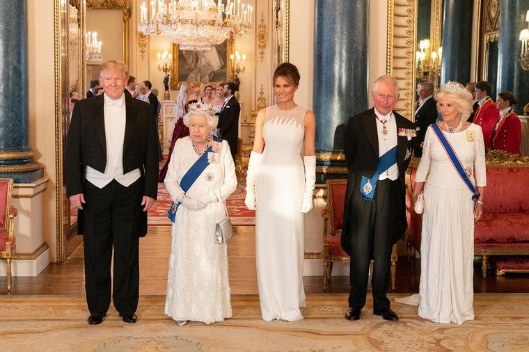 Rapsodija u belom: Zašto su sve dame na kraljevskoj večeri bile u belim haljinama?