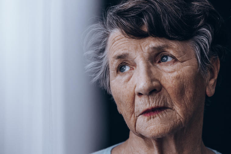 ŠTA ĆU JA OVDE, I KO SI TI: Pet simptoma bolesti od koje "nestaju" naši najmiliji - Alchajmerove demencije!