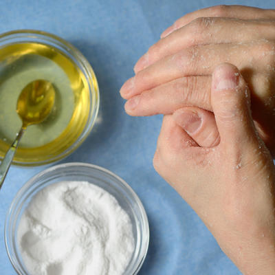 Ricinusovo ulje: Kako se koristi za kožu i koje probleme sanira