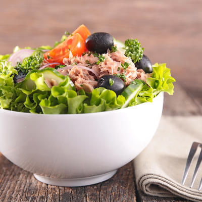 Ukus mediterana na tanjiru: Salata sa tunjevinom! (RECEPT)