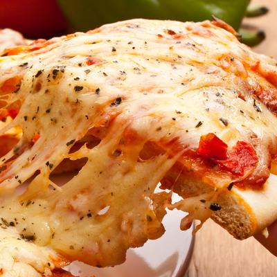 Kako da podgrejete picu, a da bude ukusna i bezbedna za jelo: Mikrotalasnu ne koristite ni u ludilu!