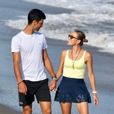 Romantični trenuci Noleta i Jelene Đoković na plaži: Supruga tenisera u suknji koja će vas osvojiti! (FOTO)