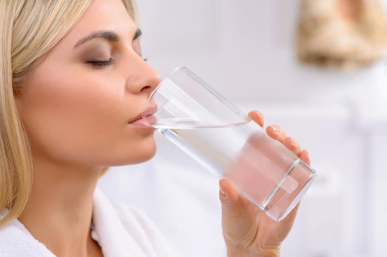 Nije naučno dokazano da čaša tople vode može da izleči bilo šta