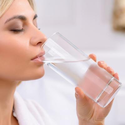 6 znakova da pijete previše vode: Obratite pažnju, može biti opasno!