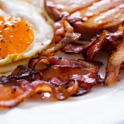 Hrskavo savršenstvo: Jaje na oko i slanina sa tajnim sastojkom! (RECEPT)