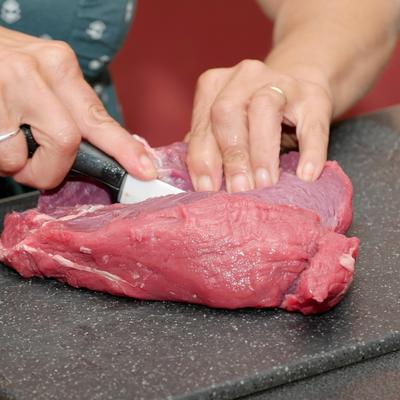POSLUŠAJTE SAVETE ISKUSNIH KUVARA: Uz ove trikove i jeftinji komadi mesa biće mekani kao puter