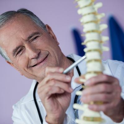 Mekenzi vežbe vraćaju diskove u normalan položaj i eliminišu bol u celim leđima: Priznati fizioterapeut otkriva!