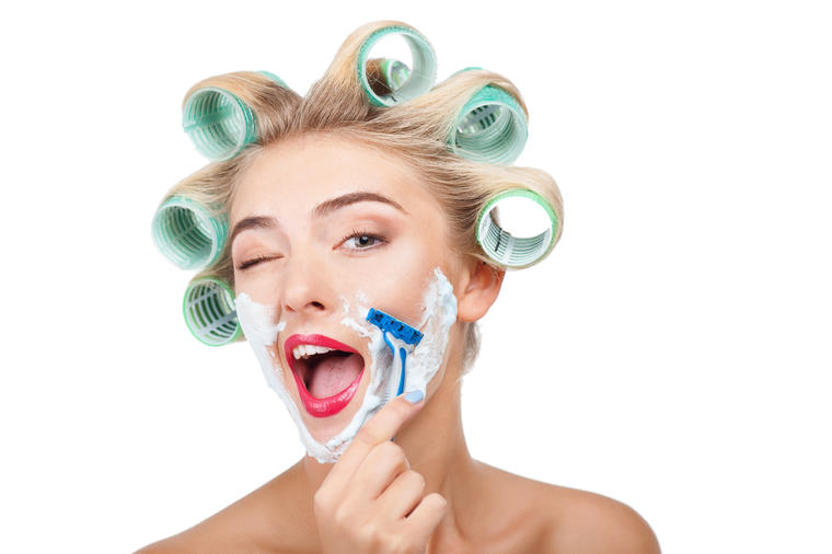 Sve više žena brije lice: Šta o tome kažu dermatolozi-da li ovaj ritual zaista podmlađuje?
