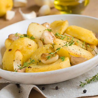 Pečeni krompir sa limunom i belim lukom: Toliko je ukusno da ćete začas smazati! (RECEPT)