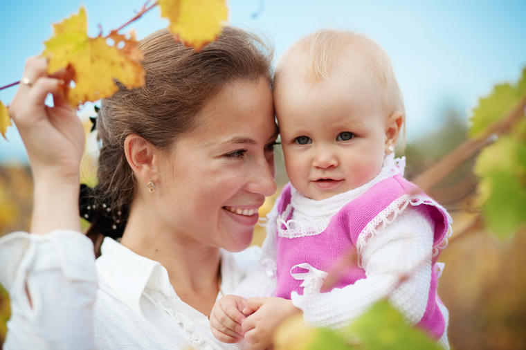 6 starih verovanja o bebama koja nisu istinita: Ako ovo radite, razmazićete dete!