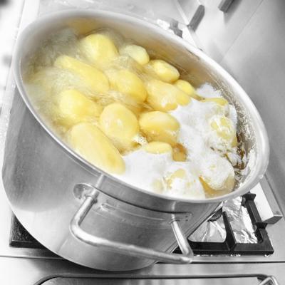 Svi pravite ove dve greške kada kuvate krompir: Zbog toga se uvek raspada!