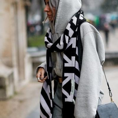 Aksesoar bez kojeg ni jedna zima ne može da prođe: Ovako se nosi oversajzd šal ove sezone!(FOTO)