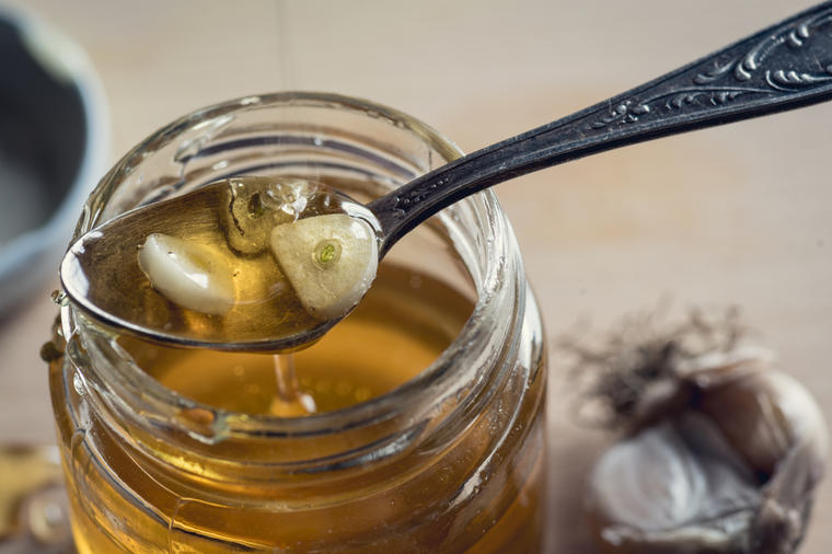 Zašto je dobro jesti beli luk i med?