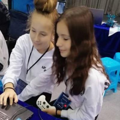 Leonora i Anđela ponos Srbije: Osmakinje iz Vranja osvojile srebro na svetskom takmičenju u robotici! (FOTO)