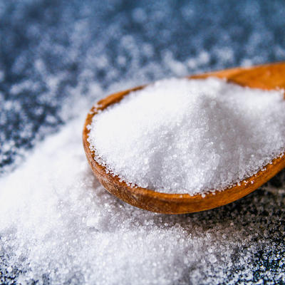 6 znakova da unosite previše soli u organizam: Ova opasna navika može vam narušiti zdravlje!