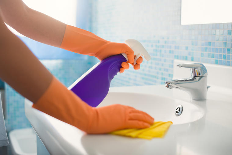 Očistite kupatilo za tren oka: Sjajan trik koji skida sve mrlje sa lavaboa! (RECEPT)