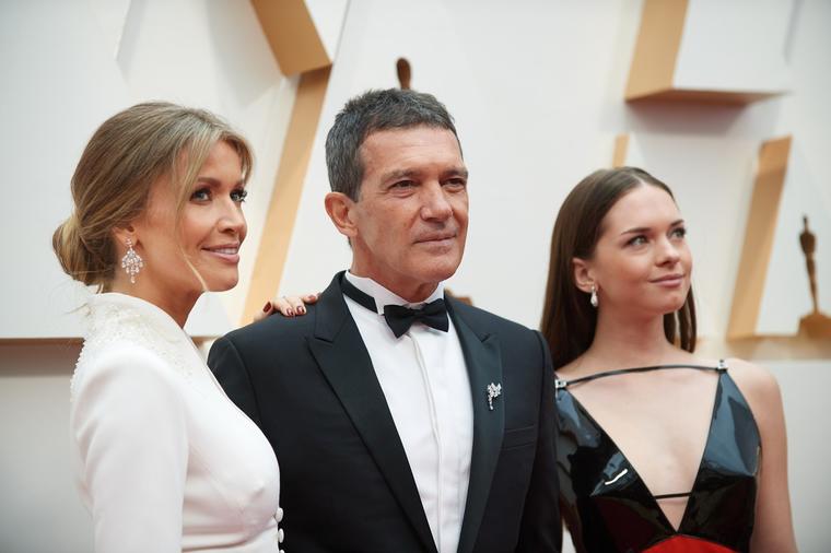 Antonio Banderas (59) na crvenom tepihu s dve prelepe dame: Ko mu je devojka, a ko ćerka?! (FOTO)