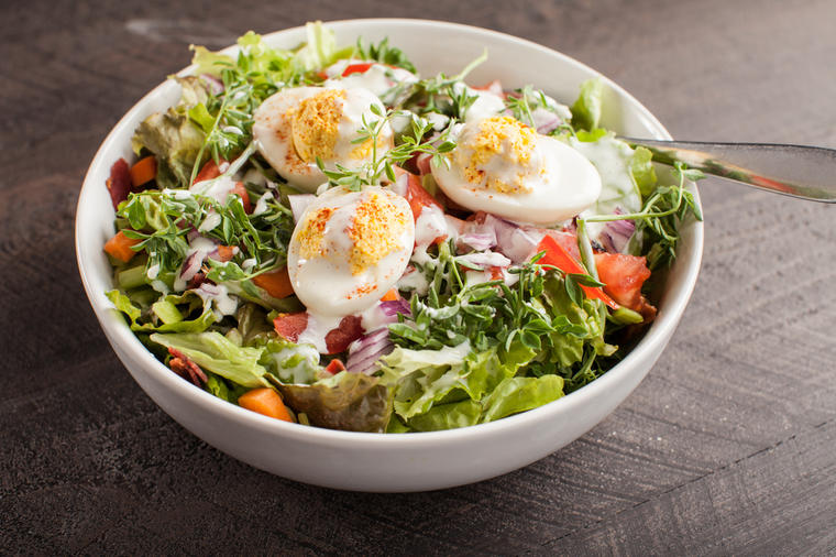Rigoleto salata: Osvežavajući miks povrća, jaja i tunjevine!