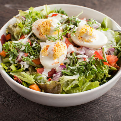 Rigoleto salata: Osvežavajući miks povrća, jaja i tunjevine!