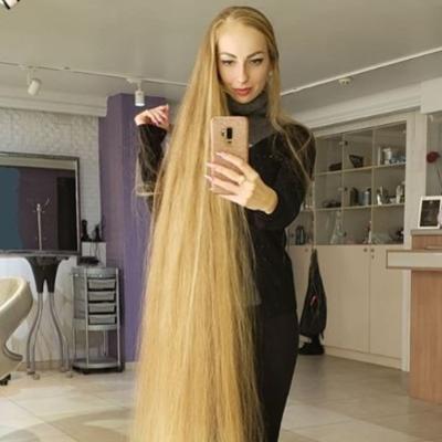 Zlatokosa (34) iz Ukrajine nije se šišala 30 godina: Kosu dugu 180 centimetara ovako neguje! (FOTO)