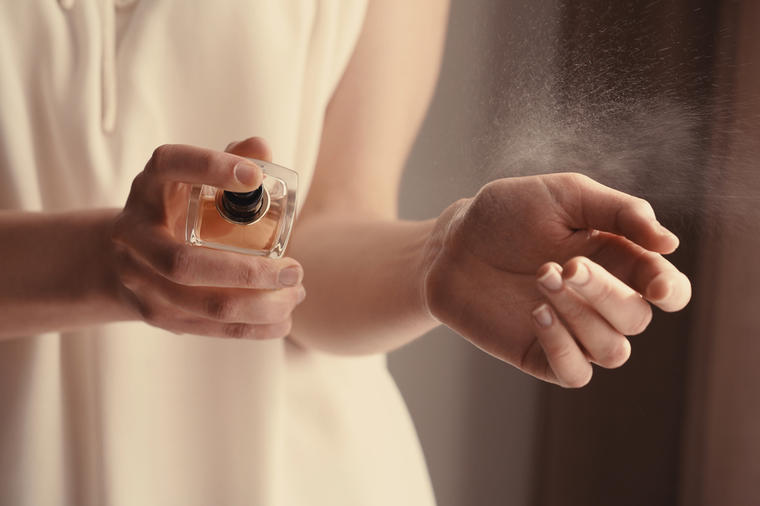 SA NJIMA ĆETE BOŽANSTVENO MIRISATI CEO DAN: 5 najpostojanijih zimskih parfema za kojima se svi okreću