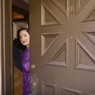 Kraljica burleske otvorila vrata svog doma: Vrišteće boje, preparirane životinje, ogledalo u spavaćoj sobi! (VIDEO)