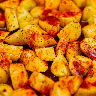 Zapečeni krompir sa sušenom slatkom paprikom: Slađi niste do sada probali – lako i brzo spreman! (RECEPT)