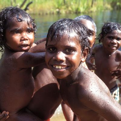 Oni smatraju da dete bira majku koja će ga roditi: Evo zašto se ceo svet divi načinu na koji Aboridžini odgajaju decu!