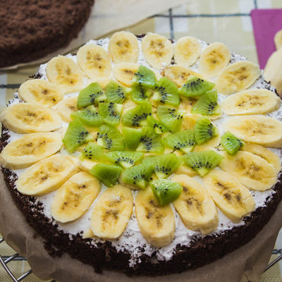 Brza, lagana i bez pečenja: Voćna jogurt torta od banana i kivija je poslastica koja se ne propušta! (RECEPT)