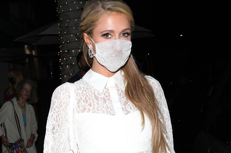 Prava doza elegancije i glamura: Paris Hilton očarala modne kritičare! (FOTO)