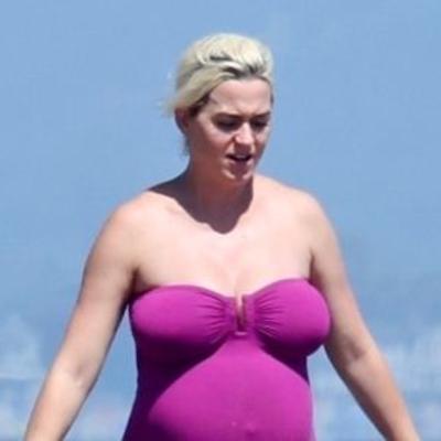 Keti Peri uslikana na plaži u poodmakloj trudnoći: Pevačica pokazala trudnički stomak! (FOTO)