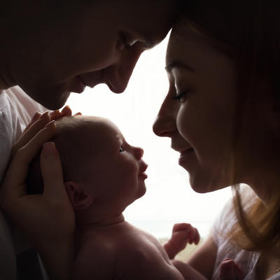 Zašto žene postaju sto puta privlačnije muškarcima nakon što rode dete: Ovako se pravi muž ponaša nakon porođaja!