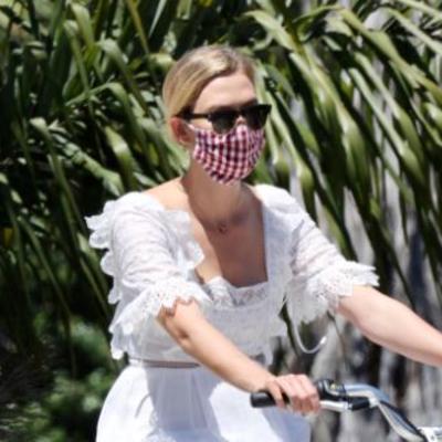 Bivši Viktorijin anđeo vrti pedale u trendi haljini: Neobičan stajling za vožnju bicikla sa ovim detaljem! (FOTO)