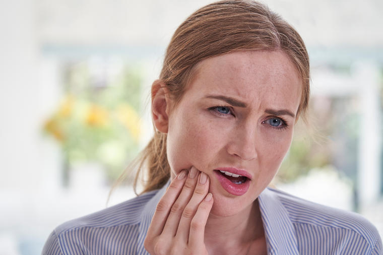 Prirodni lek koji odnosi sve bolove: Rešite se zubobolje za samo 30 sekundi! (RECEPT)